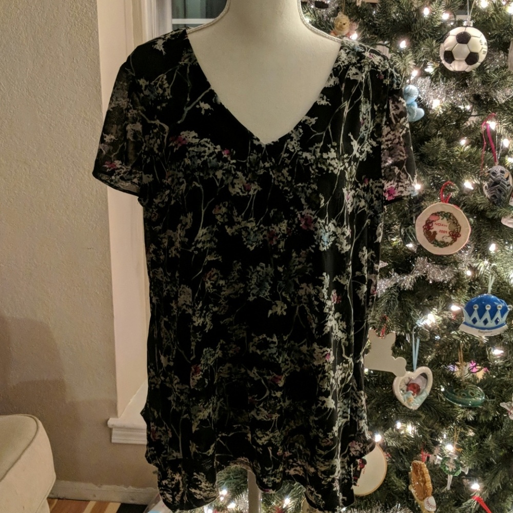 🦄 5/$18 Simply Vera Floral Blouse
